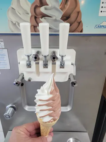 Cornet de crème molle vanille-chocolat Chez Demers