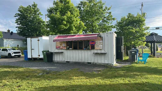 Casse-croûte Chez Demers à Saint-Elzéar, auvent rouge et enseigne Ouvert