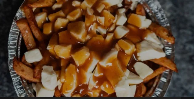 Poutine Chez Demers, sauce brune et fromage en grains